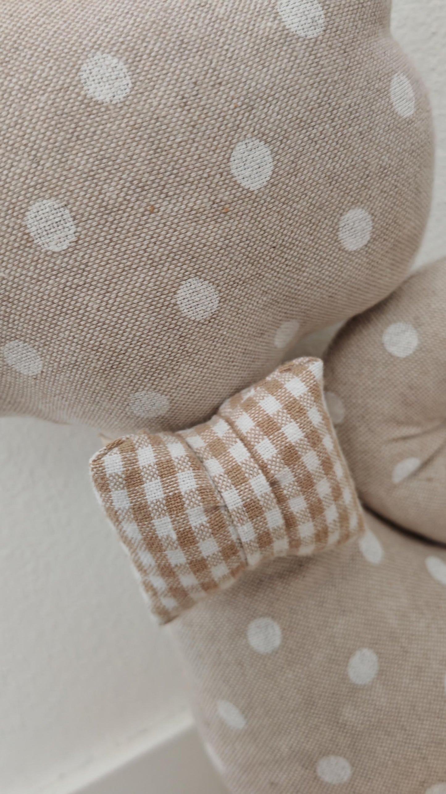 Dettaglio fermaporta gatto decorativo con fiocco e tessuto a pois