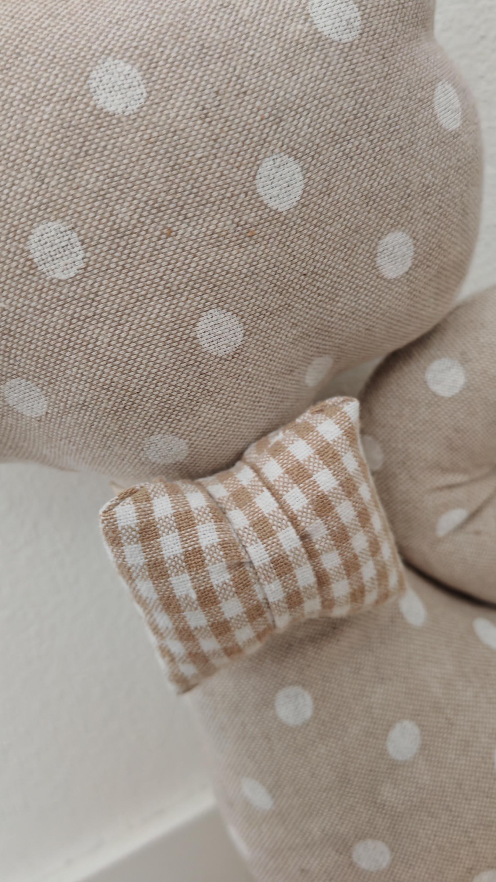 Dettaglio fermaporta gatto decorativo con fiocco e tessuto a pois