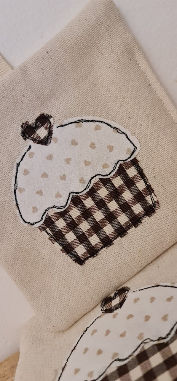 Dettaglio decorazione cupcake applicata a mano presine